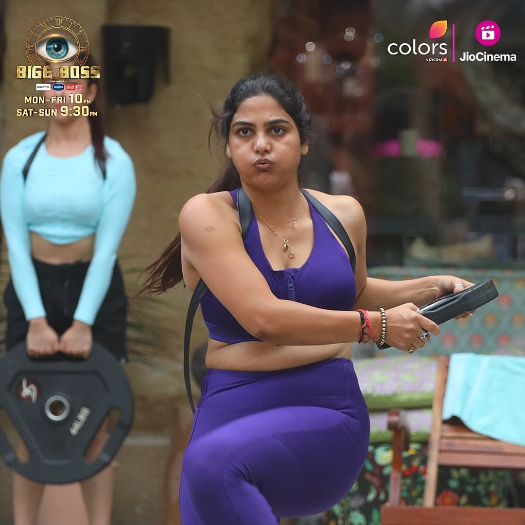 Bigg Boss 18: शादी से पहले प्रेग्नेंट हो गई थीं Hema Sharma, वायरल भाभी के एक्स-पति ने खोले कई राज - bigg boss 18 viral bhabhi aka hema sharma ex husband claims she got pregnant before marriage opens up about their marriage 1 Photo shared by Hem Lata on October 15, 2024 tagging @colorstv, @beingsalmankhan, @endemolshineind, and @officialjiocinema 2 लोग, बाइसेप्स, लोग मुस्कुरा रहे हैं, स्टाकिंग, टॉप और पाठ का मीम हो सकता है